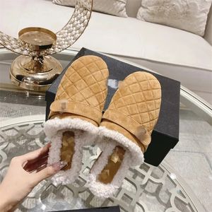 Sandals Fur Slippers الكلاسيكية نساء المعادن بوكيل البغال المنقوقة سميكة