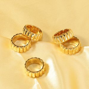 デザイン垂直ストライプ女性のための結婚指輪男性ユニークな8mm幅ステンレススチールバルクジュエリービンテージアクセサリー2023 231220