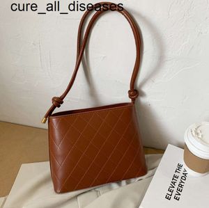 2024 New celebrity fashion one-shoulder versatile armpit Tote Bags For Women handbag cross-body bucket bag Leather Designer