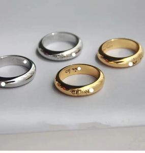 Designer di lusso squisito liscio maschile maschile anello vegano alla moda alla moda la lettera anello della coppia incisione oro e argento a due colori