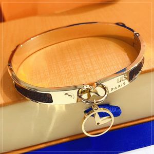 Bracciale rigido placcato oro alla moda Braccialetti con lettera di marca di design per donna Uomo Accessori quotidiani in acciaio inossidabile Accessori per gioielli da sposa per feste