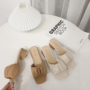 Klack kvinnors veckade tofflor 2022 sommar Nya koreanska mode öppna tå strandskor för kvinnor med höga klackar avslappnade sandaler kvinnliga 047