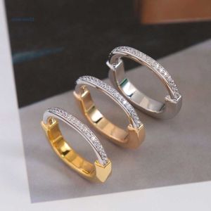 Band Vintage Hot Brand Half Diamond Women's Luxury Jewelry for Women Designer Pure 925 Sterling Silver Lady Lock Lock Rings Regalo di alta qualità Efe