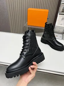 Inflyttande svart fotled Biker Chunky Platform Flats Combat Boots Low Heel Lace-Up Booties Leather Chains Logo Buckle Women Luxury Designers 0915