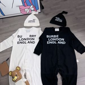 Baby Marke Rompers Briefe gedruckte Neugeborene Langarm -Overall -Auflagen Baumwoll Kleinkind Onesies+Hüte Säuglingskleidung