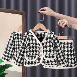 Zestawy odzieży wełniane na jesień zimowych dziewcząt Student Retro Tweed Suit Scardigan Swater Krótka spódnica 2PCS dla dzieci 1-6Years 231222