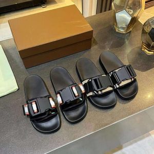 Designers checkar sandaler män kvinnor mode klassiska bilder lägenheter läder gummi värmelplattform flip flops växel botten strandskor loafers med ruta 504