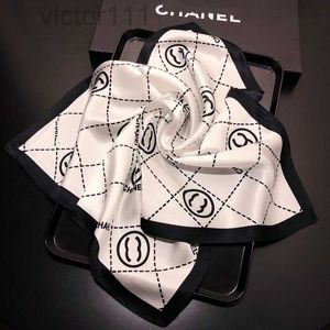 Women Designer Silk Scarf Fashion Brand Wrap Head Scarfs Square Silk Twill Pashmina Scarves Shawle Pleated Birthday Present Enkel att matcha mjuk beröringsstorlek 7070