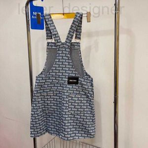 Röcke Designer Luxus MM Frühling/Sommer Neues Buchstabendekoration Nische Design Voller Druck -Denim -Gurtrock für die Altersreduzierung von Frauen und Vielseitigkeit v6k6