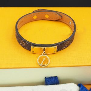 Mode flache echte Kuhläsesoten -Lederarmband Männer Brief Anhänger Charm Armbänder goldplattierte Metallbänder Fine Designer Schmuck Frauen Valentinstag Geschenk mit Kasten