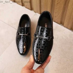 Scarpe da ragazzo all'aperto atletico per bambini piatti in pelle per i grandi grandi ragazzi in metallo in metallo stile classico bianco nero per il matrimonio fase 26-36 Nuovo Q231222