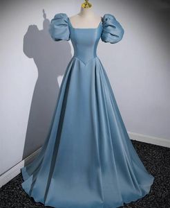 Elegant lång dammig blå satin prom klänningar med ärmar a-line fyrkantig krage watteau tågfest klänning maxi formella aftonklänningar för kvinnor