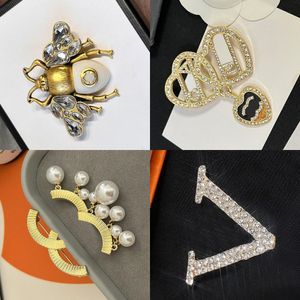 Designer de marca de luxo Broche letra pinos Mulheres Gold Bated Silver Stainless Aço Broches de cristal de pérolas de aço Pin Pin Jewerlry Acessórios Presente