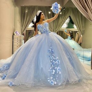 2024 Sexig quinceanera klänningar ljus himmel blå älskling ärmlös 3d blommor blommor tyll söt 16 fest klänning vestidos de 15 prom party klänningar golvlängd