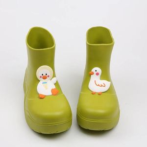 Sapatos novos bonitos pato à prova d'água mulheres botas de chuva ultraleve eva slipon sola grossa senhoras sapatos de chuva sólida meninas plataforma tornozelo botas