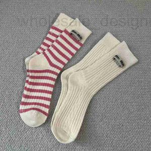 Atletik çorap tasarımcısı modaya uygun ve şık harf dokuma bant yaması, kalın iğne pembe beyaz orta tüp yığın pamuk çorap, kadınların aynı stil u5o7