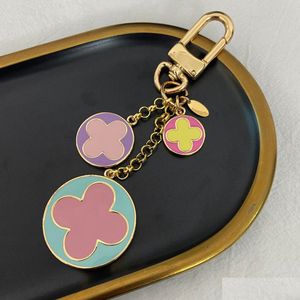 Keychains Lanyards Fashion Luxury Designer Keychain Classic Brands Key Buckle Flower Letter Mönster äkta läder Gyllene Keychain DHVRG