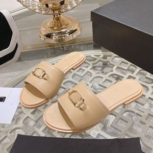 Slipperdesigner glider kvinnor sandaler fårskinn lady casual house rum tofflor flattiefor vår platt komfort sko klassisk metall spänne topp kvalitet