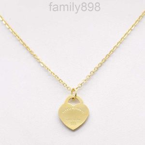 2024 Designer Stainless Steel Heart Necklace t Family Neck Chain Short Female Jewelry 18k Gold Titanium Single Peach