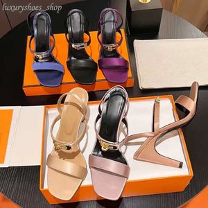 Kadınlar Elbise Ayakkabı Saten Yüksek Topuklu Metal Tokalı Dekorasyon Moda Sıkışmaları Ayak Bileği Stiletto Topuk Partisi Akşam Lady Sandals Düğün 90mm Ünlü Tasarımcı Sandals