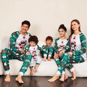 Abiti Abiti coordinati per la famiglia Pigiami natalizi Moda Natale Stampa cartoni animati Body Adulti Bambini Set di abbigliamento per neonati Aspetto generale 230901