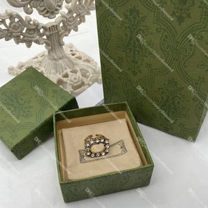 Klassiska kristallöppningsringar Bröllopsförlovningsringar för brud Interlocking Letter Women Rings med Box Set