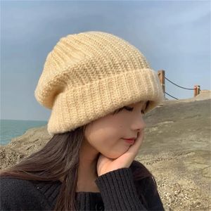 女性の前かがみのビーニー韓国冬編み帽子耳保護スカルキャップソリッドカラーアウトドアカジュアルスキーアクリルウォームハット231221