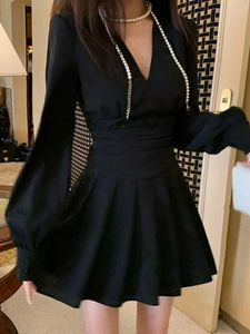 2023 Autumn Bodycon Czarne dres swobodny gotycki elegancki Y2K Mini Office Lady Long Sleeve V Neck Korean 231221