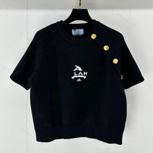 24SS女性デザイナーTEEデザイナートップ、ゴールデンレターボタンTシャツの女の子ミラノ滑走路トップブランドデザイナープルオーバーショートシャツアウトウェアニットセーター