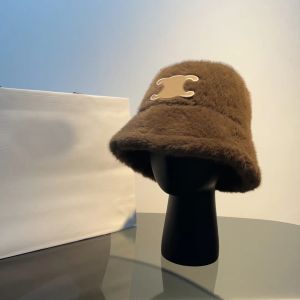 Зимний дизайнер шерстяной шляпы для женских модных вышитых мод.