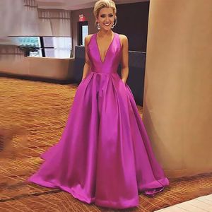 2024 Ny vintage Deep V Neck Evening Dresses Wear Fuchsia Black Satin Formell ärmlös Prom Dress Vestidos de Fiesta Sweep Train Öppet med Bow