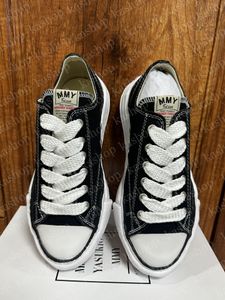 Maison Mihara Yasuhiro Low Mmy Cut Mens and Womens mångsidiga upplösta skor Summer NY MMY Svartvita dukskor