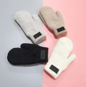 2023 Luxury Designer Women's One Finger Gloves Cotton Warm Winter Outdoor Essuals Casual Fashion CK Ladies Gloves