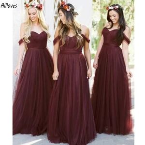 Burgundii Tiul Line Linia Druhna Sukienki Długo seksowna z ramion Plus Size Maid of Honor Suknie Spring Boho Wedding Guest Dress Sisters Group Formal Wear CL3104