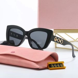 Sonnenbrille für Frauen Miumius Gläser klassische schwarze Sonnenbrillen Misch klassische und moderne Elemente amerikanischer Stil Full -Frame -Schutzbrille UV400 Shades Multi -Farb -Option