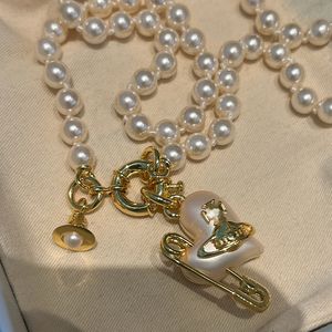 Lady Designer Anhänger Halsketten Saturn Herzförmige Pin Perlen Halskette Gold Silber Schwere Feeling Nische Mode Schmuck