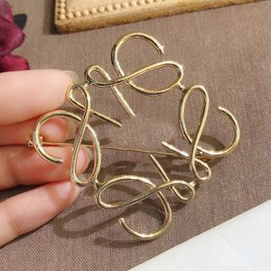 Crystal Brooch Designer Letter Pins Brooches Womens Pearl Never Fading Stainless Steel Sweater Cape Buckle Brooch Brand Suit Pin Dress Jewerlry Accessories