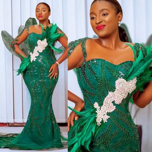 Plus Size Aso Ebi Prom Kleider für schwarze Frauen Feather Emerald Green Meerjungfrau Langarmes Spitzenabend formal