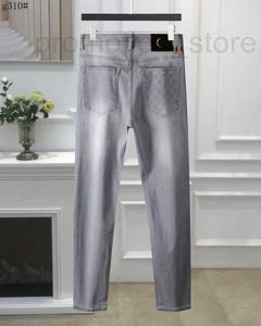 Herren Jeans Designer 2023 Neueste Listing Skinny Jeans Herren Gürtel Bohrer Buchstabe Rotes Grün Muster Etikett Blumendruck Denimhose Männer Mode Hip Hop Größe 29-40 Tau7