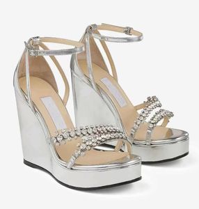 2024 Luxusmarken Sommerfertige Bing Sandalen Schuhe für Frauen Komfort Keile Latte Nappa Lederkristalle Zwei Zehengurte High Heels Kleiderparty Hochschuh Schuh Hochseel