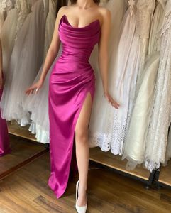 Sexig fuchsia kvinnlig aftonklänning 2024 Stropplös rygglös delad satin veck lång prom födelsedagstävlingsklänningar vestidos de fieast robe de soiree