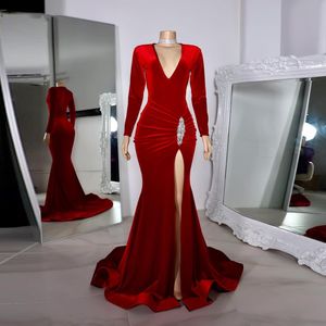 Красное глубокое виосекционное платье с русалкой с длинными рукавами