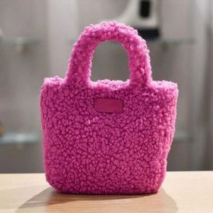 2023 Novas mulheres peludas para designer de bolsa de bolsa de bolsa de maquiagem de bolsa de maquiagem Bolsa de banquete Lorde de estilo versátil vendendo quatro bolsas pequenas coloridas