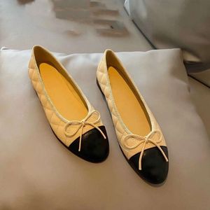 16A Tasarımcı Elbise Ayakkabı Bale Dans Ayakkabıları Cowhide Yay Düz Tekne Ayakkabı Balesi Siyah Deri Moda Bayanlar Soafers Kadın Bahar Orijinal Deri Kayma Balerin Sho