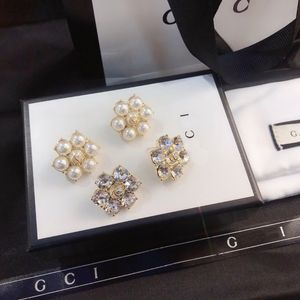 Klassisk stil diamant stud nya kvinnor pärl charm örhängen klassisk designer smycken lyxguld pläterad par familj kärlek gåva örhänge förpackning