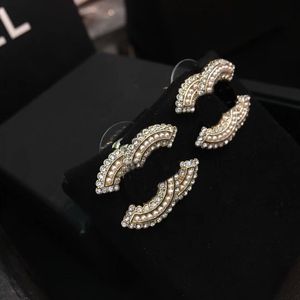 Modedesigner Pearl Letter Stud Earrings for Women Party Wedding Lovers Gift Designer Diamond Earring Engagement Smycken med flanellväska