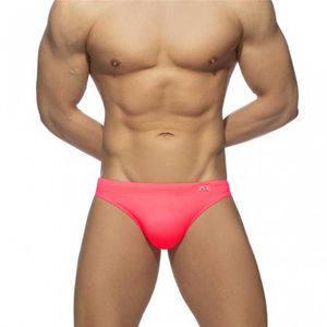 Männer Badebekleidung Schwimmstämme Herren Low Taille Bikini Slips Solid Color Nylon Schwimmstämme Pokal Anti -Verlegenheit Strandhose Tether Tether