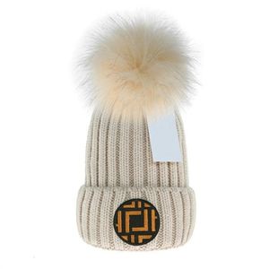 Designer Beanie Strickhut Männer und Frauen Brief Bonnet warmer atmungsaktiver Trend von Herbst und Winter Schöne großzügige elegante Hundert mit Mode variiert V-5