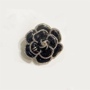 18K Altın Kaplama Broşlar Pimler Lüks Marka Tasarımcıları Siyah Camellia Çiçek Baskı Çember Moda Kadınlar Paslanmaz Çelik Broşlar Çar