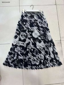 Kvinnor kjolkläder för damer Sommarkvalitet Hög geometriskt mönster midja och stor svängning lång överskjol 22 dec FW